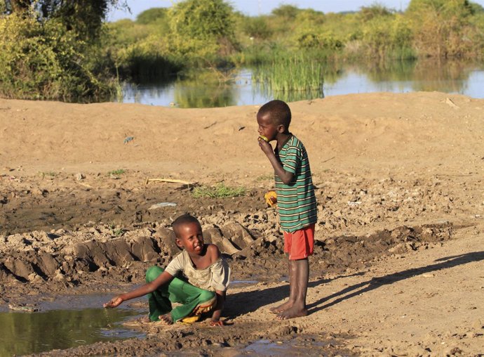 Niños jugando junto al río Shebelle en Jowhar, al norte de Mogadiscio