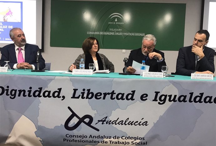 La consejera andaluza de Políticas Sociales, María José Sánchez, en el centro