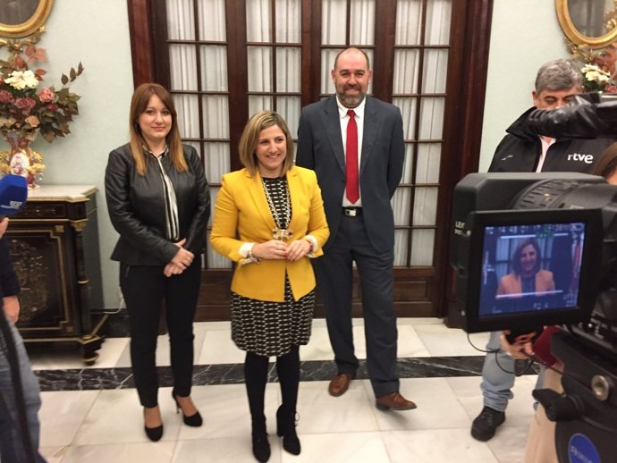 La presidenta de la Diputación de Cádiz informa a los periodistas