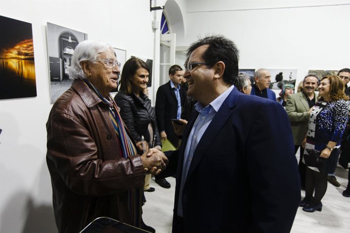 El diputado Antonio Jesús Rodríguez ha acudido al acto de 'Indolo Foto'.