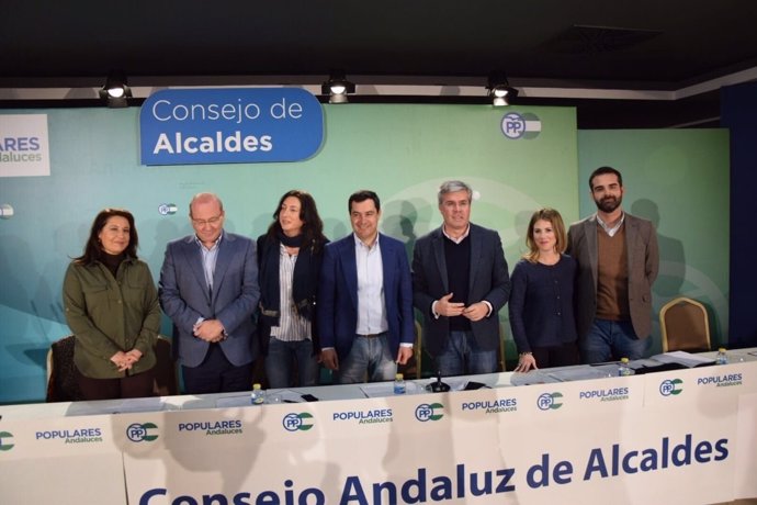 Juanma Moreno preside la reunión del Consejo de Alcaldes del PP-A