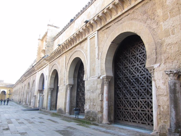 La Fachada Norte De La Catedral, Con La Celosía Que Se Quiere Abrir (Dcha.)