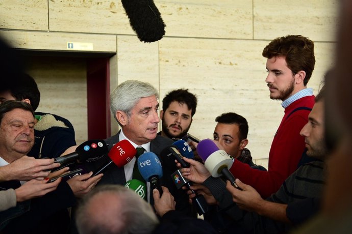 Clemente Villaverde, con los medios  en el sorteo de la copa del rey