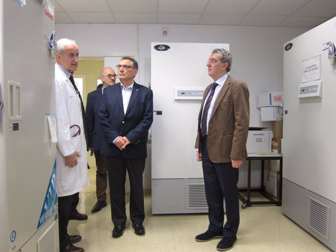 Antonio Cobo y Sebastián Celaya en su visita a los laboratorios del Hospital