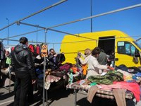 La Comunidad regularizará la venta ambulante y creará una mesa de diálogo para la inclusión de la población gitana