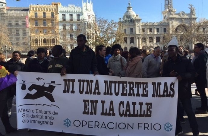 La Mesa d'Entitats de Solidaritat se concentra para criticar la 'Operación frío'