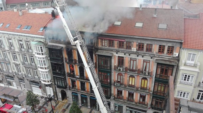 Incendio en la calle Uría de Oviedo.