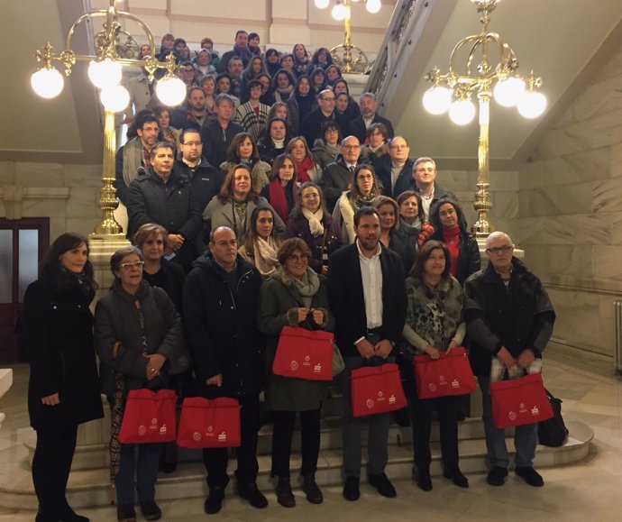 Foto de familia del acto de entrega de las 'Mochilas Viajeras'