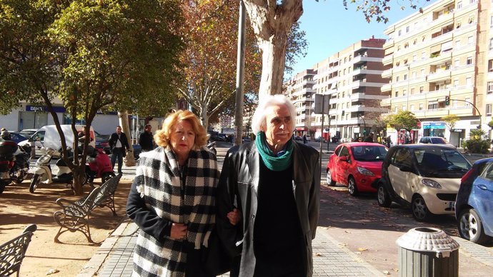 Rafael Gómez con su mujer a la salida de juzgados