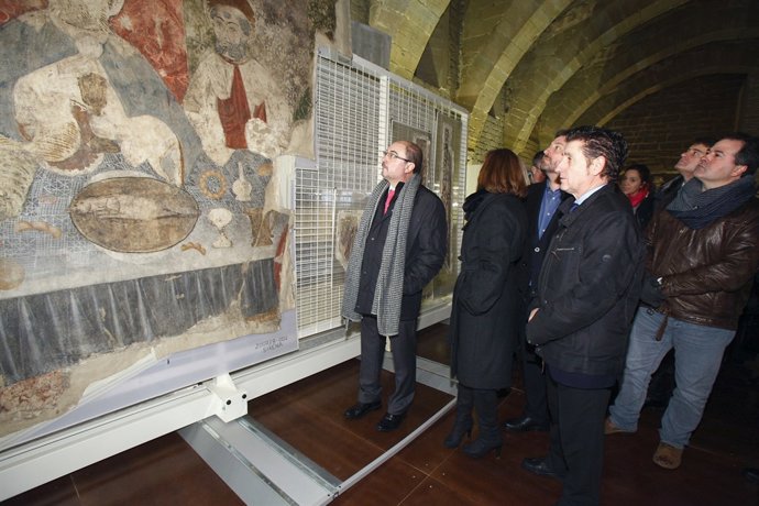 Lambán, Soro y Salillas contemplando una de las obras del Monasterio de Sijena