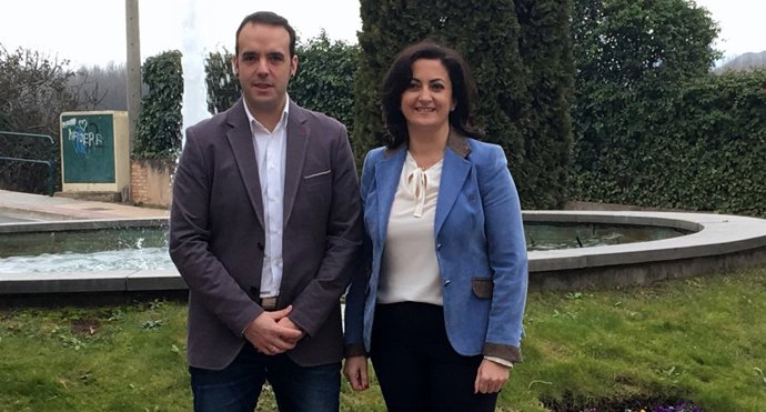 La portavoz del PSOE, Concha Andreu, y el alcalde de Nájera, Jonás Olarte