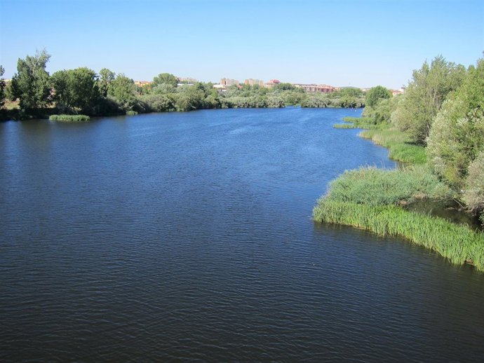El río Tormes a su paso por la ciudad de Salamanca