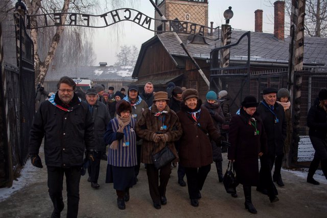 Supervivientes participan en un homenaje en el campo de Auschwitz