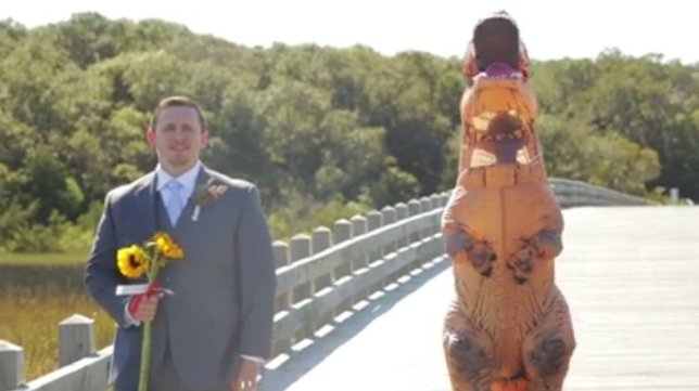 Una novia acude a su boda vestida de Tiranosaurio Rex