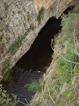 Foto de denuncia del vertido al Río Frío