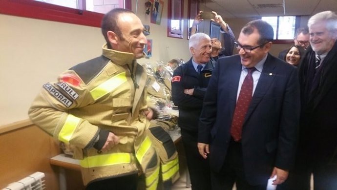 El conseller Jordi Jané entrega nuevas equipaciones a los Bomberos