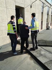 Detenido un hombre de 71 años por agredir a su expareja y al hombre que estaba con ella