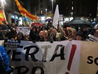 Medio centenar de personas protestan contra el acto de Otegi en Barcelona