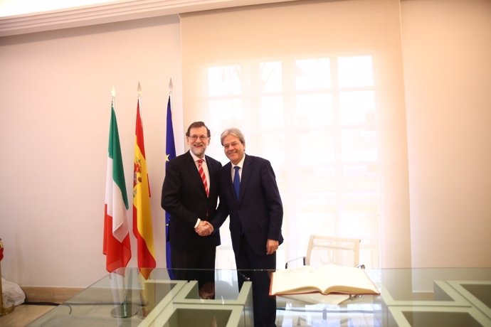 Rajoy y el primer ministro italiano, Paolo Gentiloni, en la Moncloa