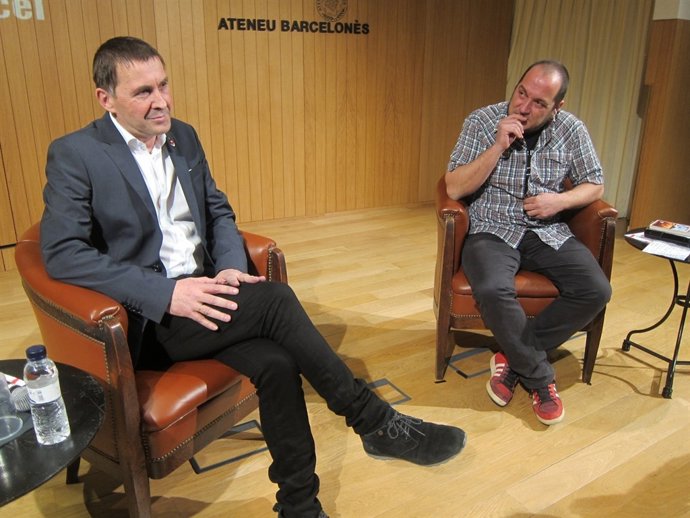El portavoz de EH Bildu, Arnaldo Otegi, y el exdiputado David Fernàndez (CUP)
