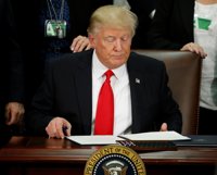 Trump firma una orden ejecutiva con "medidas de veto" para impedir la entrada de yihadistas a EEUU