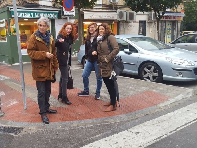 La delegada Clara Macías visita obras en la barriada de El Cerezo de Sevilla