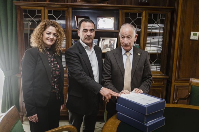 Gabriel Amat ha entregado a La Mojonera el proyecto de la parada.