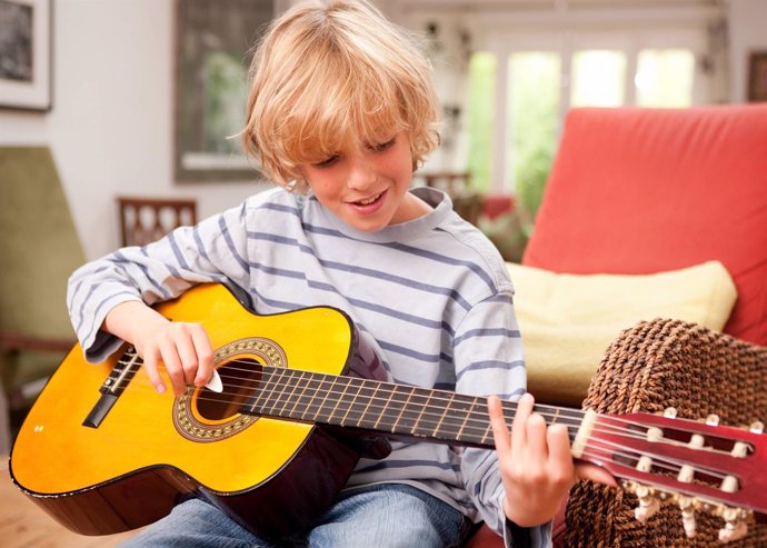 Cinco beneficios del aprendizaje musical en niños./ Cordon