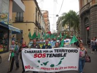 Un centenar de personas rodean el Parlamento canario para "tumbar" la Ley del Suelo