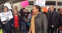 Decenas de personas protestan en el aeropuerto JFK contra la orden ejecutiva de Trump contra la inmigración