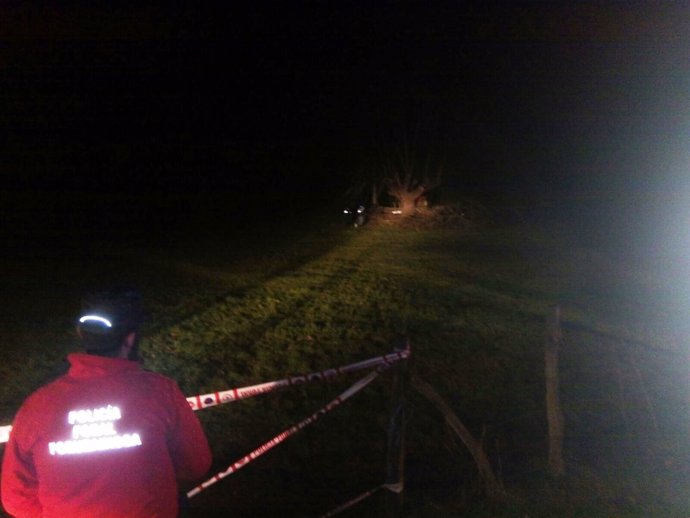 Un hombre fallece al caerse del árbol que estaba podando