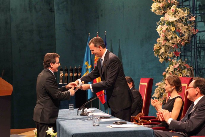 Etayo recibe del Rey Felipe VI el Premio Princesa de Asturias de la Concordia 