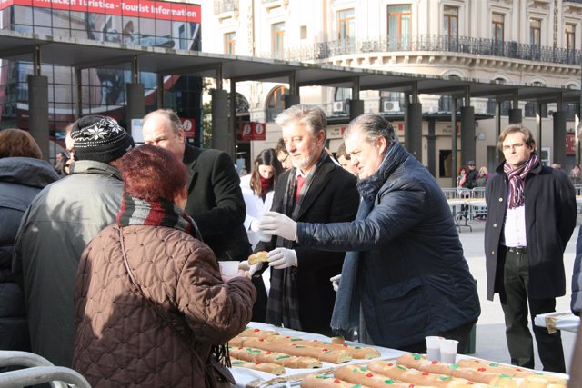 El alcalde participa en el reparto del roscón de San Valero.