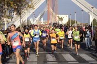 Más de 8.000 corredores participan en el "multitudinario" EDP Medio Maratón Sevilla 2017