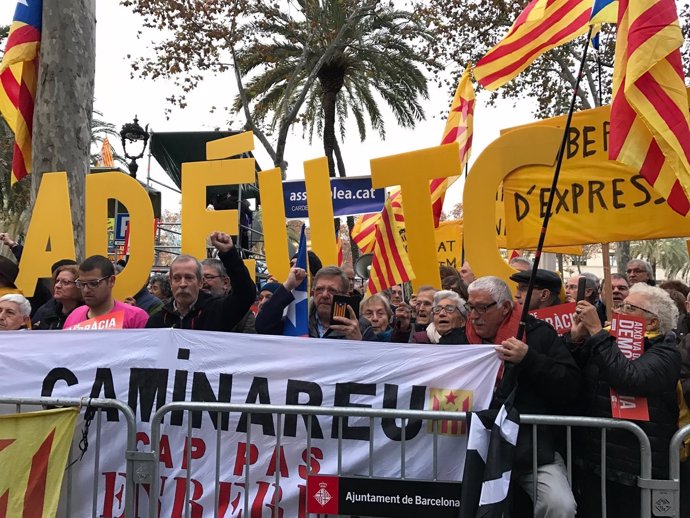 Concentración ante el TSJC en apoyo a Carme Forcadell