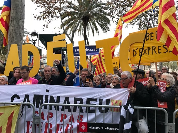 Concentración ante el TSJC en apoyo a Carme Forcadell