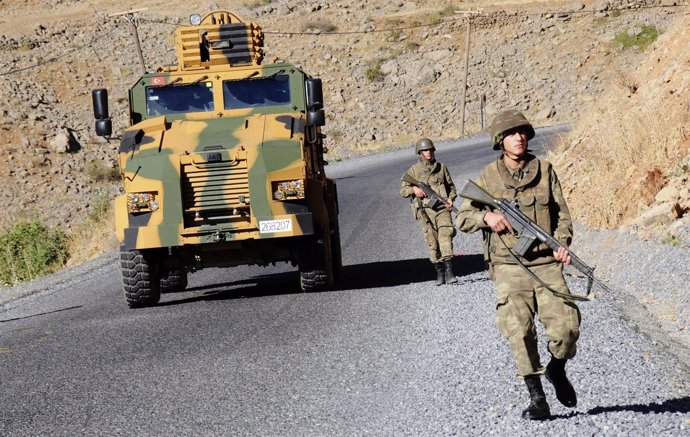 Soldados Turcos Patrullan En Busca De Guerrilleros Del PKK