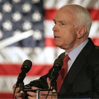 Los senadores republicanos McCain y Graham advierten de que la orden ejecutiva podría ayudar a los terroristas