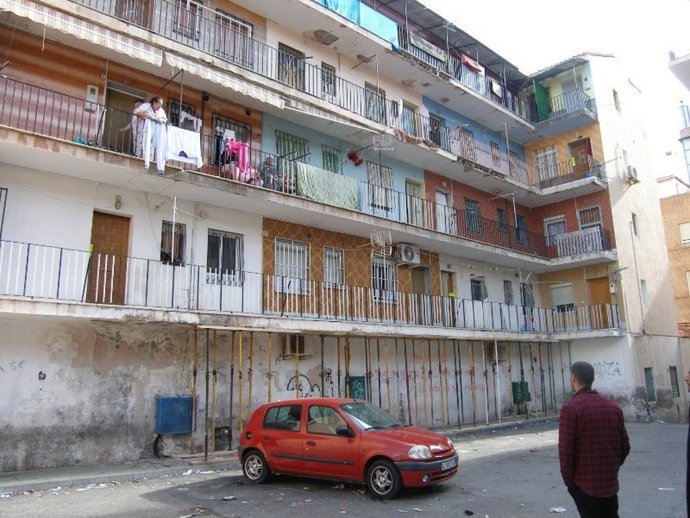 Trabajos de apuntalamiento en viviendas de Almería