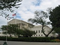 El presidente de la Comisión de Exteriores del Senado critica la "aplicacion deficiente" de la orden de Trump