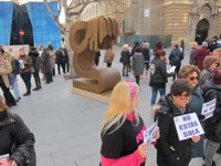Asociaciones de mujeres piden retirar la escultura 'Víctima' porque "no nos representa"