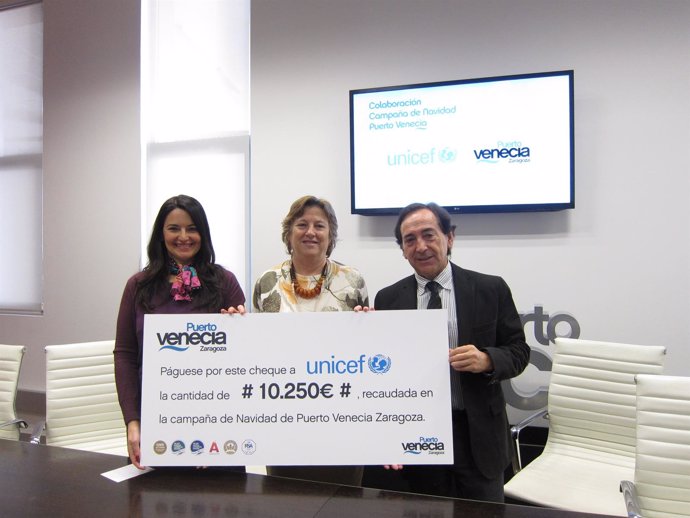 Arenere y Marín han hecho entrega del cheque solidario a De la Vega