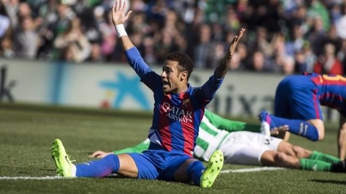 Neymar se queja en el Betis - Barcelona