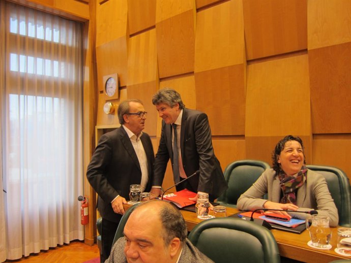Carlos Pérez Anadón y Javier Trívez, del PSOE, conversan