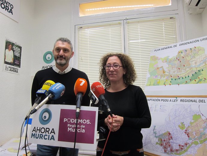 Urralburu y Alicia Morales en rueda de prensa