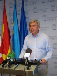 "Es el momento de decir vamos todos juntos con Mercedes Fernández", dice el presidente del PP de Gijón