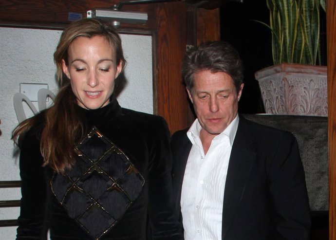 Hug Grunt de cenita romántica con su novia Anna./ Cordon