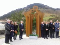 Urkullu afirma que "el tiempo oscuridad" sobre víctimas de la guerra civil "ha terminado"