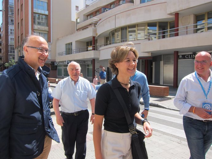 El padre de Isabel García Tejerina tras ella antes de votar en Valladolid