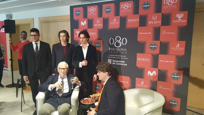 Pierre Cardin con los actores de la obra 'Dorian Gray. La bellezza non ha pietà'